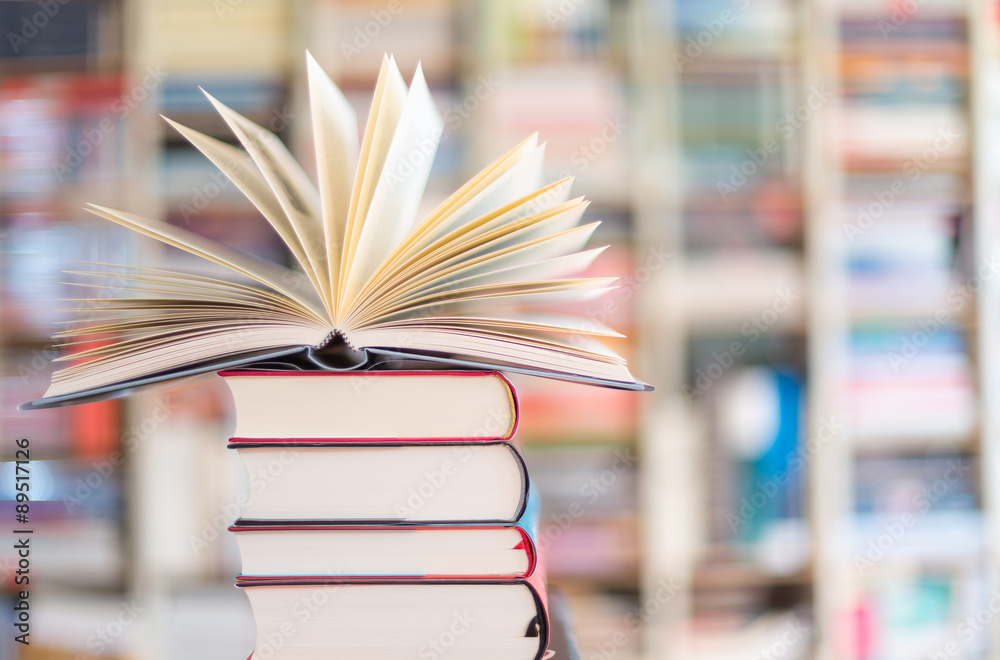 fotolia Bücherstapel2