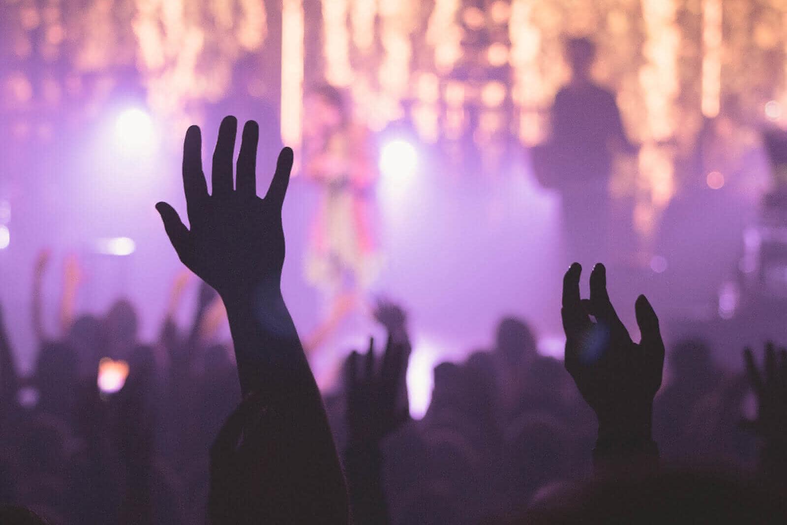 Die Hände gehen hoch